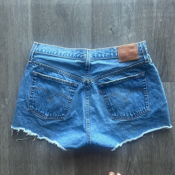 Levi 501 Cut-off Denim Shorts ✧  Size 31 - Picture 4 of 5
